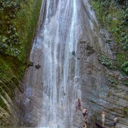 Turistas frente a una cascada