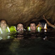 Turistas bajo una cueva